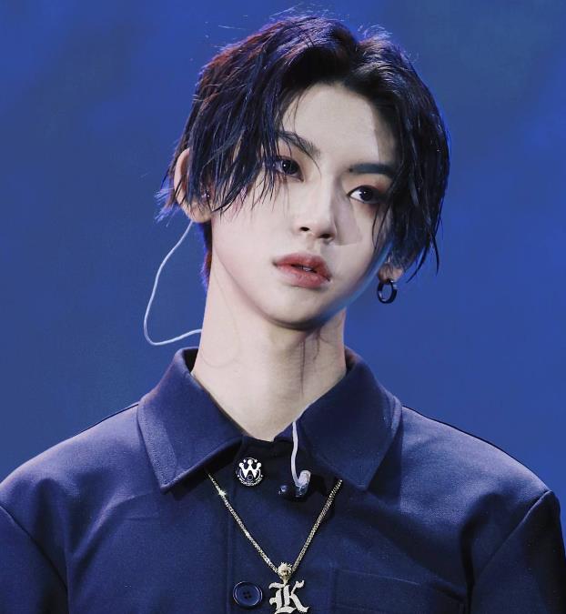 刚出道就有一大串黑料的他，如今恋情曝光，彻底被扒了个底朝天！