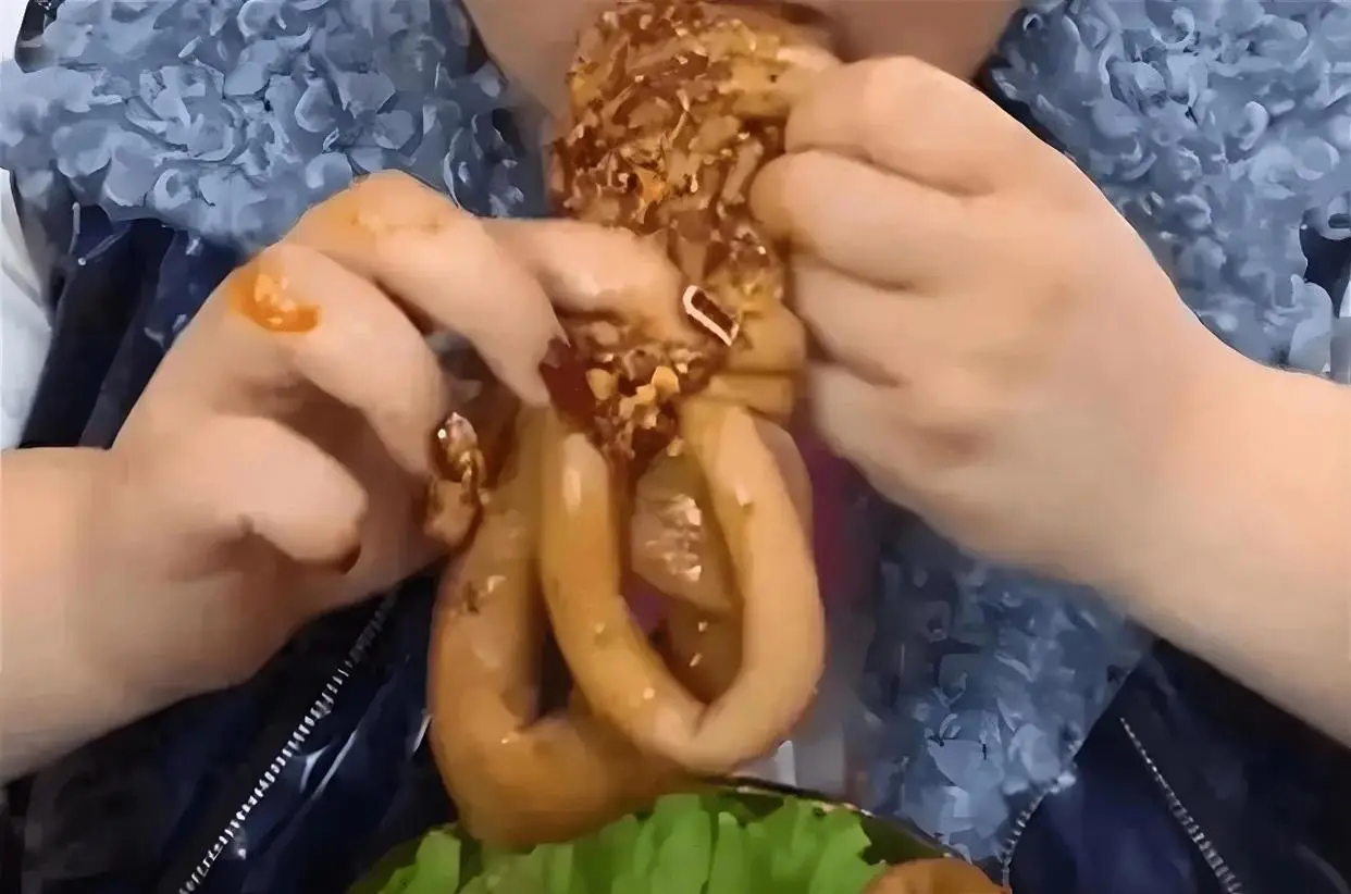 吃播网红猝死案例_吃播健康风险_网红黑暗料理下架,