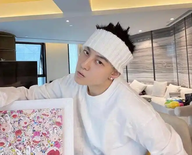 爱与自由：阿娇亲吻同性伴侣，震撼官方声明！
